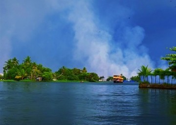 Alleppey / Alappuzha Backwater Canoe (Shikara) Cruise with Private Transfer